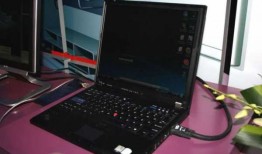 台式电脑可以链接thinkpad显示器吗，台式机可以连接笔记本屏幕吗?？