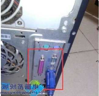 台式电脑充电器插主机还是显示器，台式电脑充电器插主机还是显示器上！